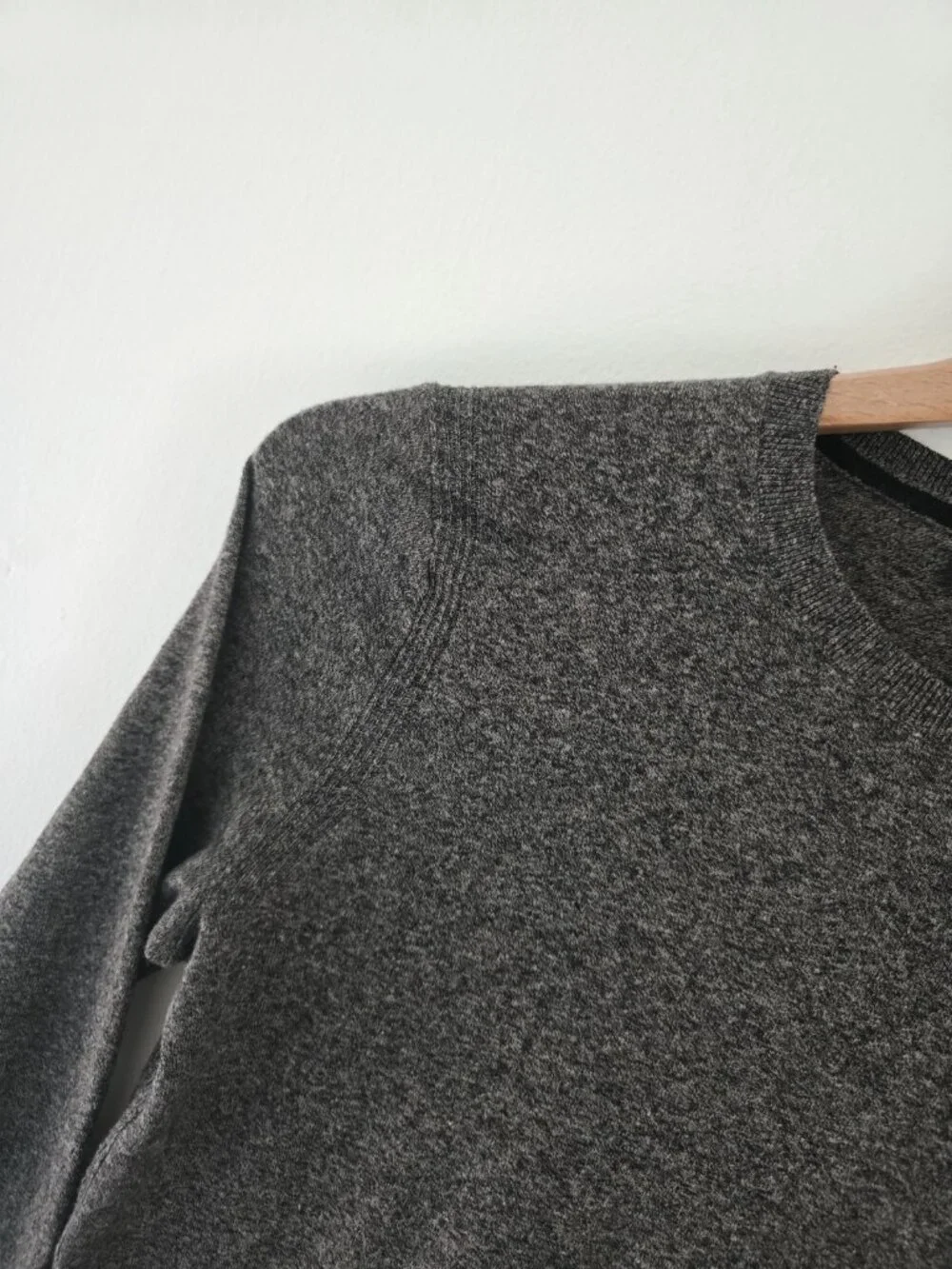 Banana Republic Silk Linen Grey Gray V-Neck Mens Preppy Sweater M Pullover